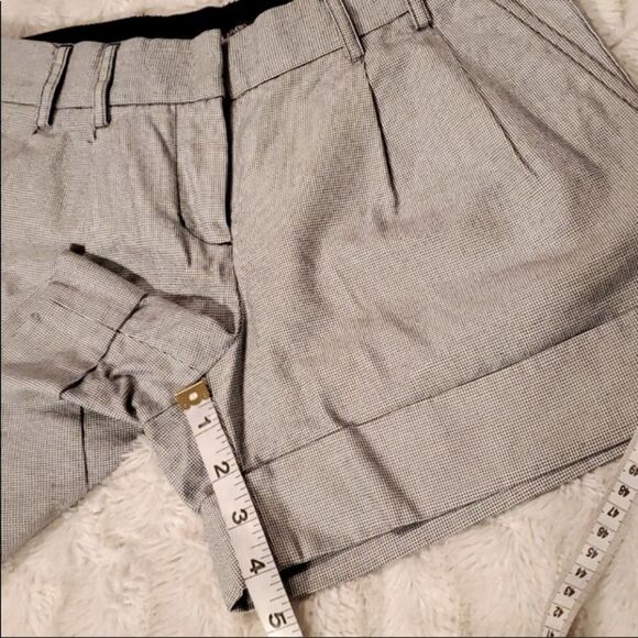 Express Editor Black and White Houndstooth Pleated Cuffed Shorts - Picture 8 of 14